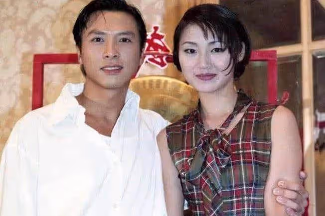 52歲依舊年輕,非甄子丹不嫁的萬綺雯,卻轉身嫁給了編劇