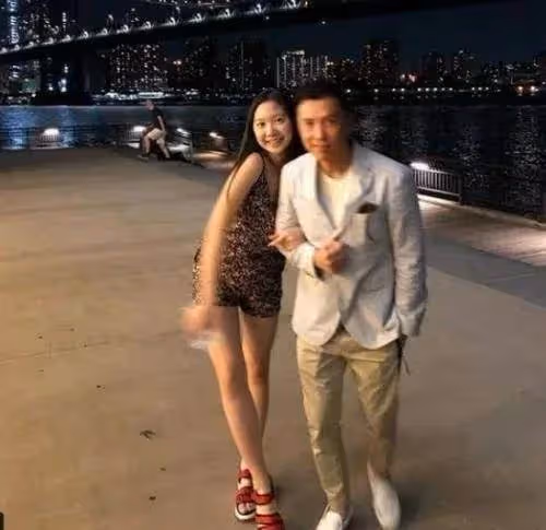 52歲依舊年輕,非甄子丹不嫁的萬綺雯,卻轉身嫁給了編劇