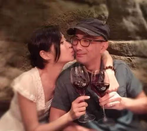 52歲依舊年輕,非甄子丹不嫁的萬綺雯,卻轉身嫁給了編劇