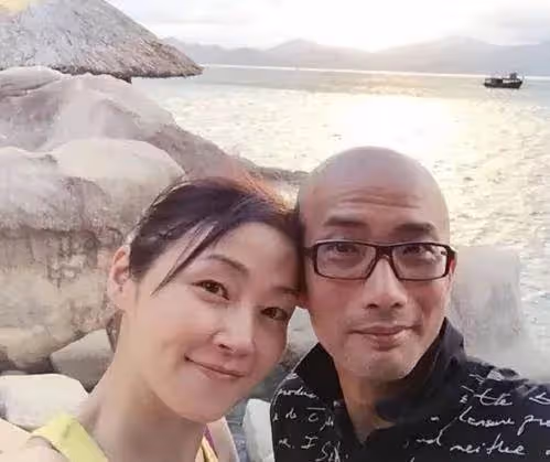 52歲依舊年輕,非甄子丹不嫁的萬綺雯,卻轉身嫁給了編劇
