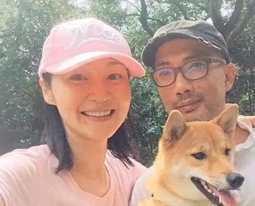 52歲依舊年輕,非甄子丹不嫁的萬綺雯,卻轉身嫁給了編劇