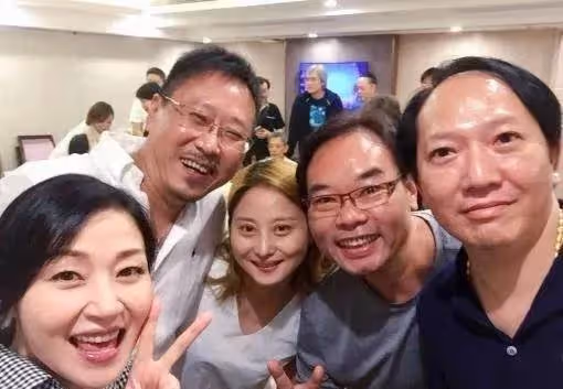 52歲依舊年輕,非甄子丹不嫁的萬綺雯,卻轉身嫁給了編劇
