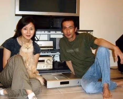 52歲依舊年輕,非甄子丹不嫁的萬綺雯,卻轉身嫁給了編劇