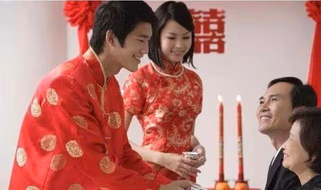 娶了老婆忘了媽,62歲母親被兒子趕出家門,只給一件破大衣,半路一摸口袋哭了:真孝順.