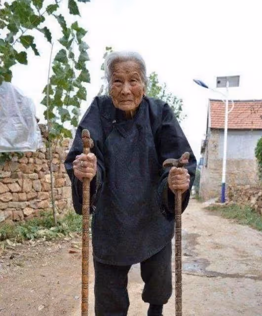 娶了老婆忘了媽,62歲母親被兒子趕出家門,只給一件破大衣,半路一摸口袋哭了:真孝順.