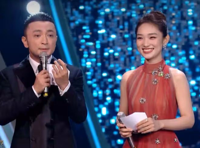 微博之夜內場看點:主持人藍羽胸前疑走光,沈騰趴地上做伏地挺身