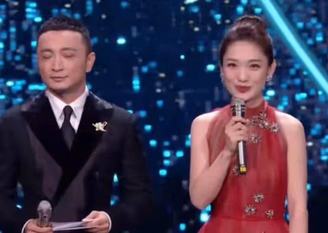 微博之夜內場看點:主持人藍羽胸前疑走光,沈騰趴地上做伏地挺身