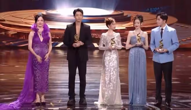 微博之夜內場看點:主持人藍羽胸前疑走光,沈騰趴地上做伏地挺身