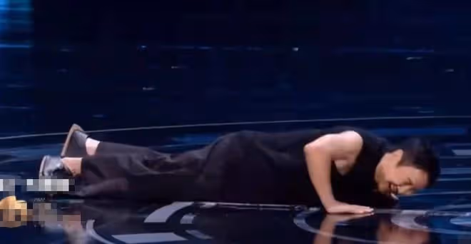 微博之夜內場看點:主持人藍羽胸前疑走光,沈騰趴地上做伏地挺身