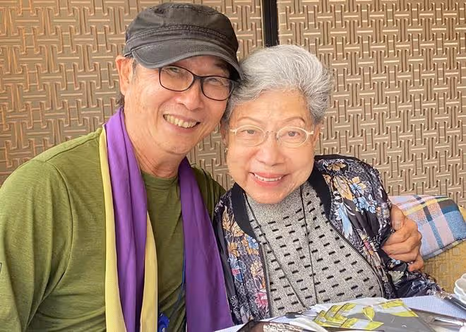 劉松仁曬聚會照,87歲羅蘭滿頭白髮但精神好,無兒女死後將捐遺體