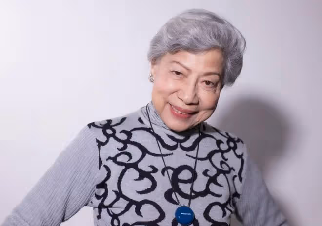 劉松仁曬聚會照,87歲羅蘭滿頭白髮但精神好,無兒女死後將捐遺體