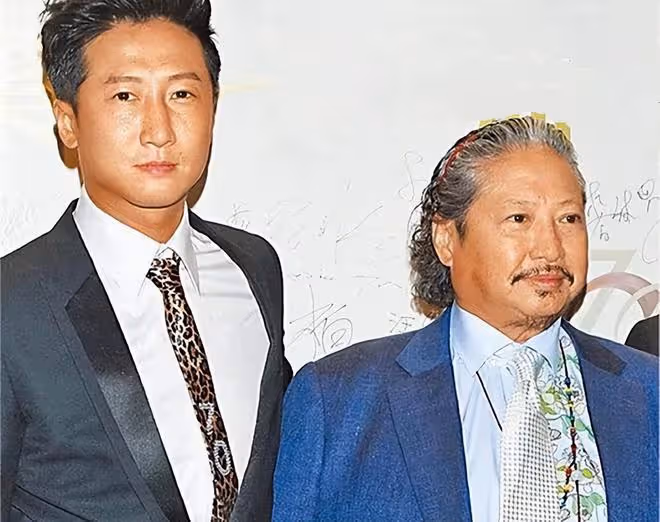 洪金寶長子內地做生意,目送妻兒回港感不舍,一家分離時傷感落淚