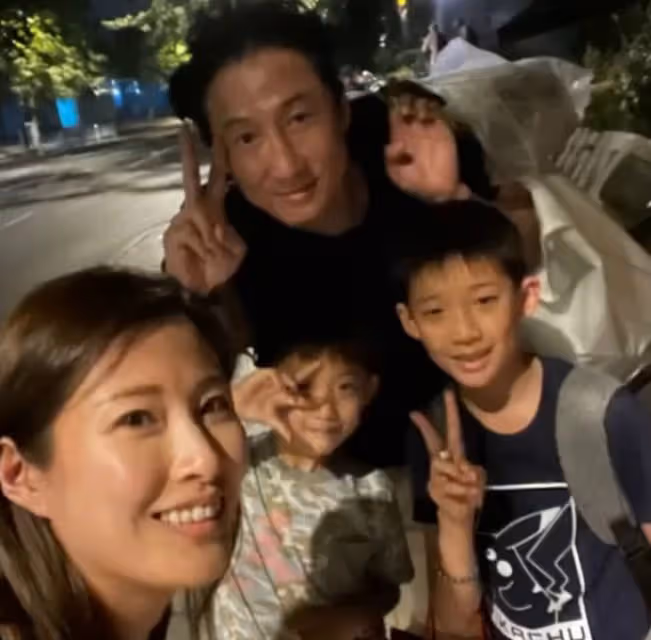 洪金寶長子內地做生意,目送妻兒回港感不舍,一家分離時傷感落淚