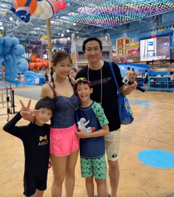洪金寶長子內地做生意,目送妻兒回港感不舍,一家分離時傷感落淚