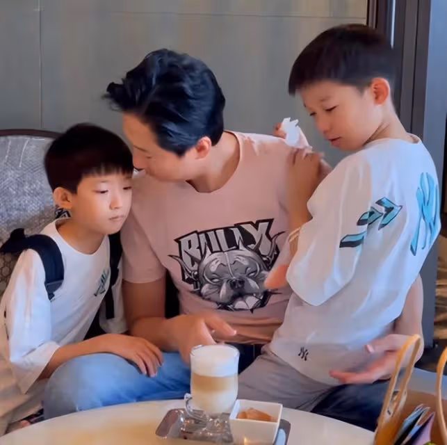 洪金寶長子內地做生意,目送妻兒回港感不舍,一家分離時傷感落淚