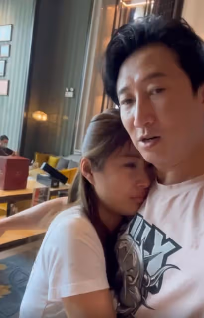 洪金寶長子內地做生意,目送妻兒回港感不舍,一家分離時傷感落淚