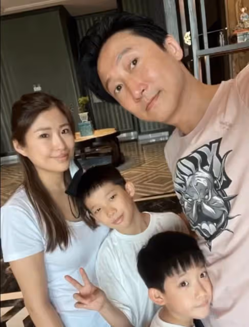 洪金寶長子內地做生意,目送妻兒回港感不舍,一家分離時傷感落淚