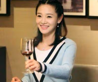 她曾多次飾演張嘉譯老婆,卻沒能被捧紅,演一次張國立女兒就火了