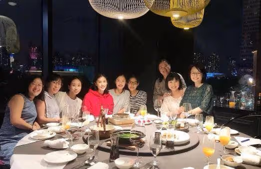 明星和同學合影,林志穎同學都不顯老,黃聖依少女時就像仙女下凡