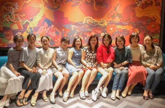 明星和同學合影,林志穎同學都不顯老,黃聖依少女時就像仙女下凡