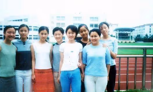 明星和同學合影,林志穎同學都不顯老,黃聖依少女時就像仙女下凡