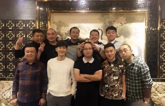明星和同學合影,林志穎同學都不顯老,黃聖依少女時就像仙女下凡