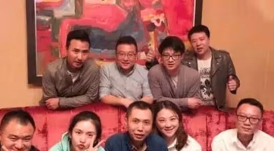 明星和同學合影,林志穎同學都不顯老,黃聖依少女時就像仙女下凡