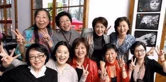 明星和同學合影,林志穎同學都不顯老,黃聖依少女時就像仙女下凡