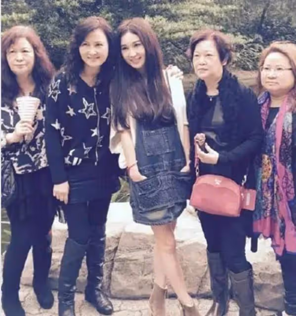 明星和同學合影,林志穎同學都不顯老,黃聖依少女時就像仙女下凡