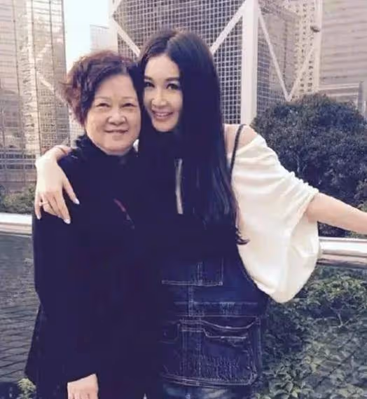 明星和同學合影,林志穎同學都不顯老,黃聖依少女時就像仙女下凡