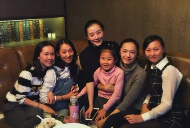 明星和同學合影,林志穎同學都不顯老,黃聖依少女時就像仙女下凡