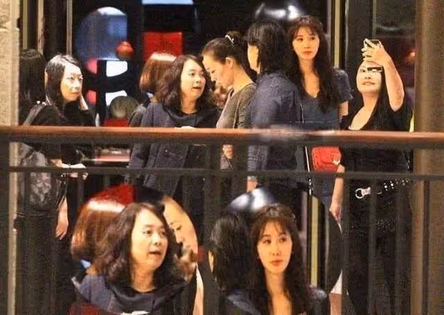 明星和同學合影,林志穎同學都不顯老,黃聖依少女時就像仙女下凡