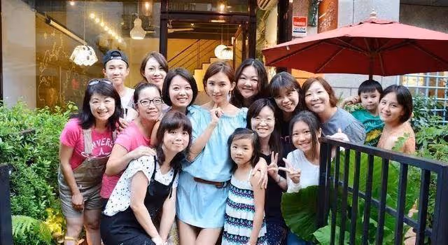 明星和同學合影,林志穎同學都不顯老,黃聖依少女時就像仙女下凡