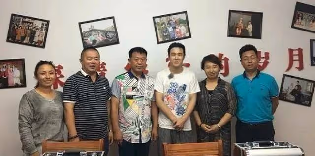 明星和同學合影,林志穎同學都不顯老,黃聖依少女時就像仙女下凡