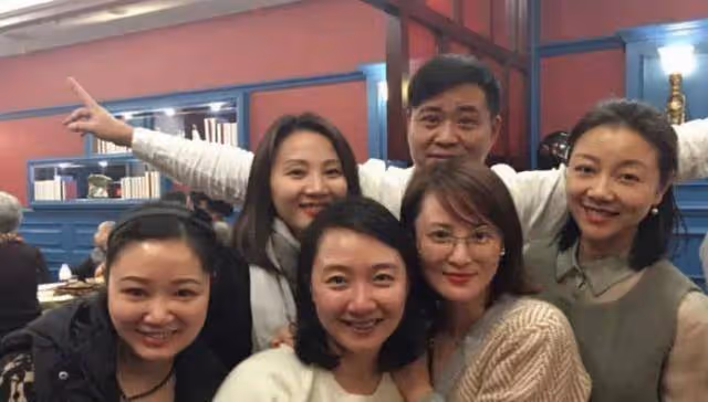 明星和同學合影,林志穎同學都不顯老,黃聖依少女時就像仙女下凡