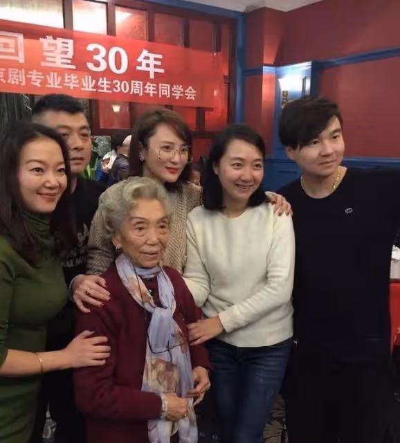 明星和同學合影,林志穎同學都不顯老,黃聖依少女時就像仙女下凡