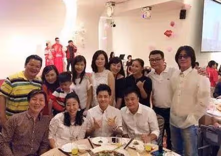 明星和同學合影,林志穎同學都不顯老,黃聖依少女時就像仙女下凡