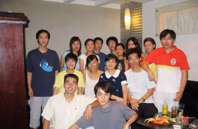 明星和同學合影,林志穎同學都不顯老,黃聖依少女時就像仙女下凡