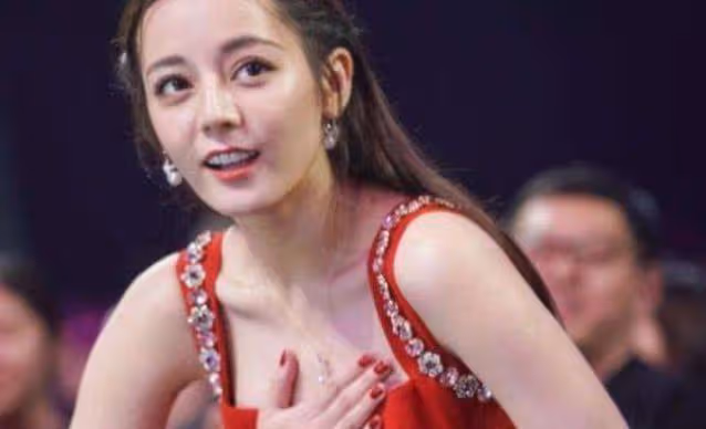 迪麗熱巴「花式遮胸」,楊紫則落落大方,網友:這差距一目了然