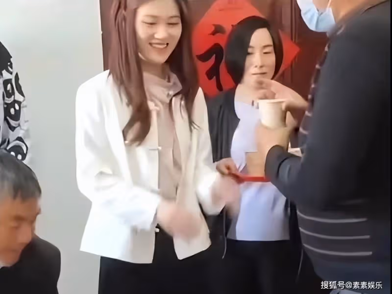 朱小偉帶陳萌回家，大衣嫂在門口迎接，很幸福的一對戀人
