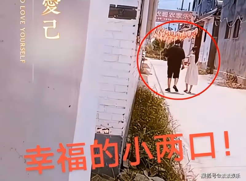 朱小偉帶陳萌回家，大衣嫂在門口迎接，很幸福的一對戀人