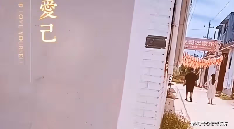 朱小偉帶陳萌回家，大衣嫂在門口迎接，很幸福的一對戀人