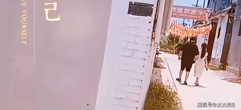 朱小偉帶陳萌回家，大衣嫂在門口迎接，很幸福的一對戀人