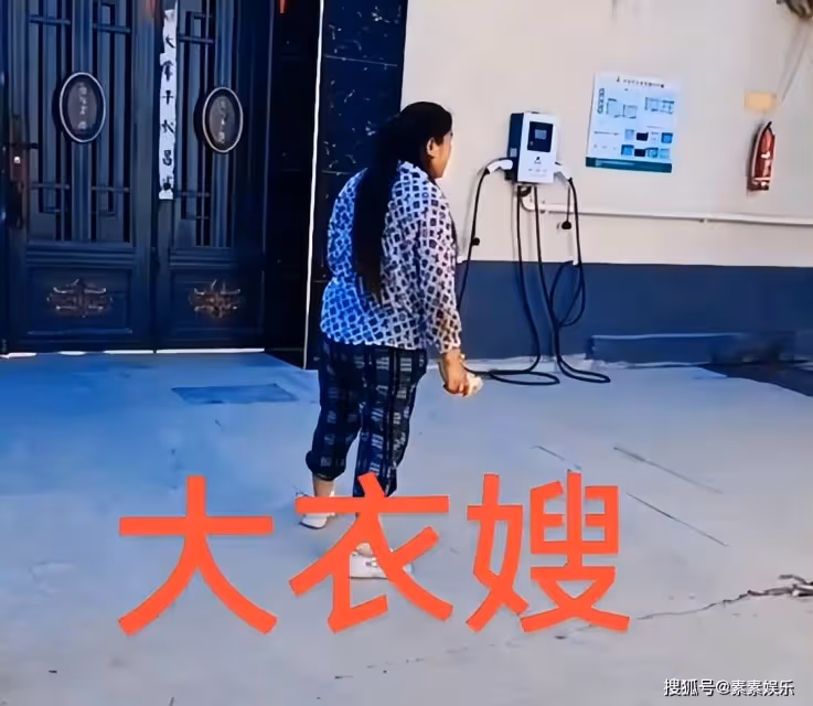 朱小偉帶陳萌回家，大衣嫂在門口迎接，很幸福的一對戀人