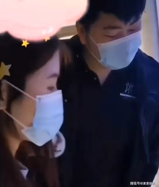 朱小偉帶陳萌回家,大衣嫂在門口迎接,很幸福的一對戀人
