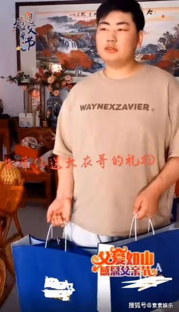 朱小偉帶陳萌回家,大衣嫂在門口迎接,很幸福的一對戀人