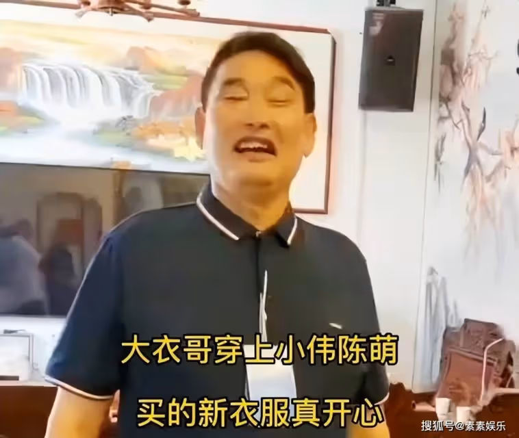 朱小偉帶陳萌回家,大衣嫂在門口迎接,很幸福的一對戀人