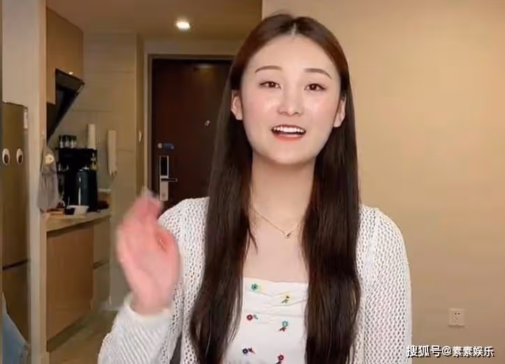 朱小偉帶陳萌回家,大衣嫂在門口迎接,很幸福的一對戀人
