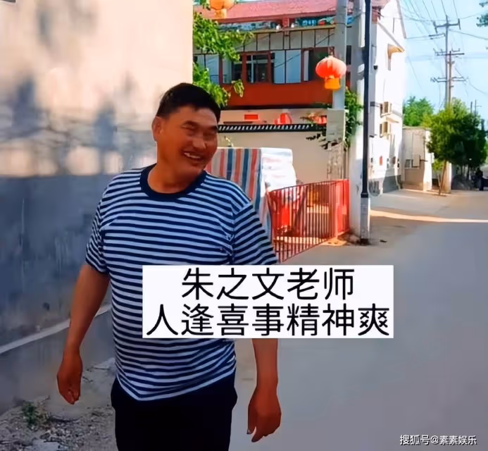 朱小偉帶陳萌回家,大衣嫂在門口迎接,很幸福的一對戀人