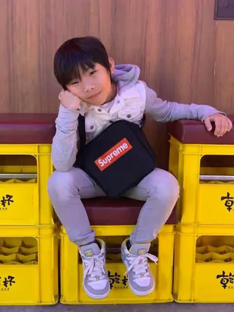 台南8歲男童堅持留長髮「遭嘲笑丟東西」！3年後「剪掉頭髮瞬間」同學都慚愧了